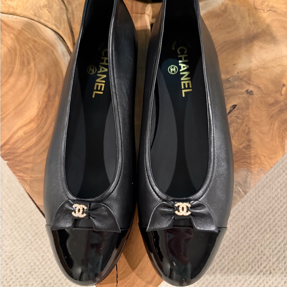 Chanel Black leather and Patent Leather Flats with Bow size 40